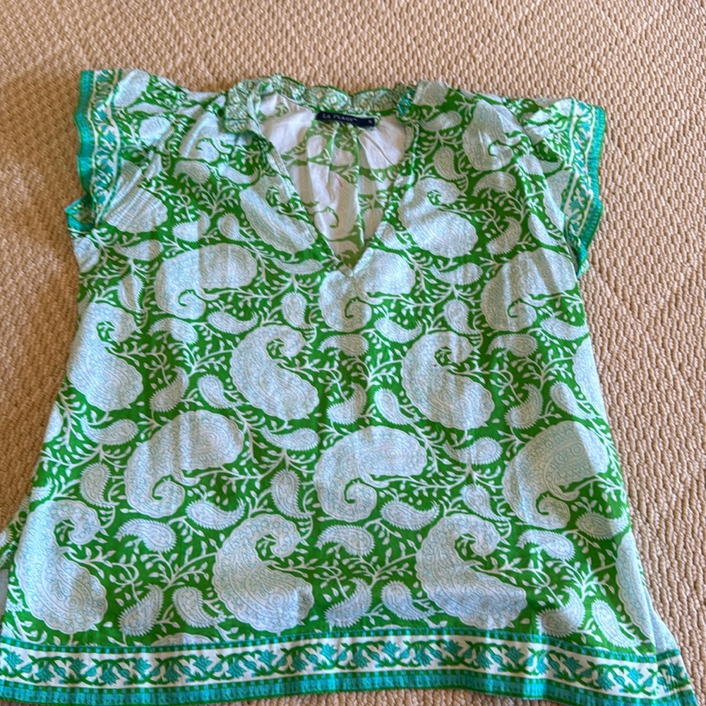 Very cute cap sleeved V-neck shirt